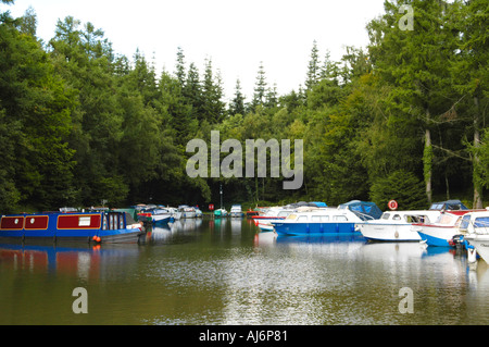 Monmouthshire et bateaux sur le canal de Brecon moorings à Goytre Wharf Monmouthshire South Wales UK Banque D'Images