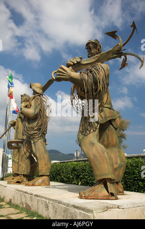 Sculpture en acier Résumé Hombres de Mar de pêcheur dans la mémoire de ceux qui ont été perdus en mer Laredo Espagne Banque D'Images