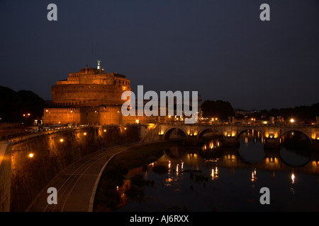 Castel Sant'Angelo et Pont Sant'Angelo sur le Tibre à Rome Lazio Italie nuit Banque D'Images