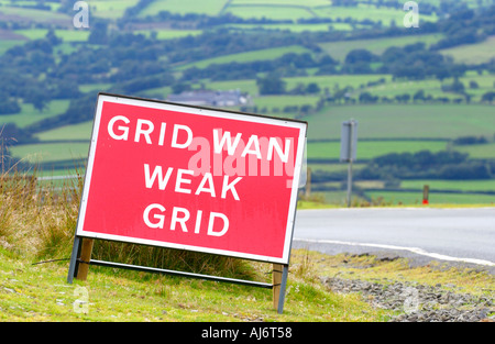 Langue Bilingue Anglais gallois signe pour bétail faible grille sur une route à Mynydd Eppynt à distance au nord de Brecon Powys Pays de Galles UK Banque D'Images