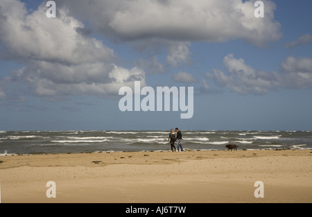 Couple de personnes dans de vastes espaces ouverts de Holkham Beach Norfolk Banque D'Images