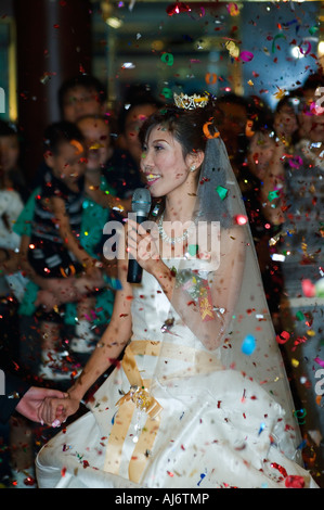 Couple chinois mariage en robe de mariage de l'ouest de la Chine Beijing Banque D'Images