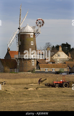 Moulin à vent CLEY et marais avec coupe de roseau en cours La côte nord de Norfolk en hiver au Royaume-Uni Banque D'Images