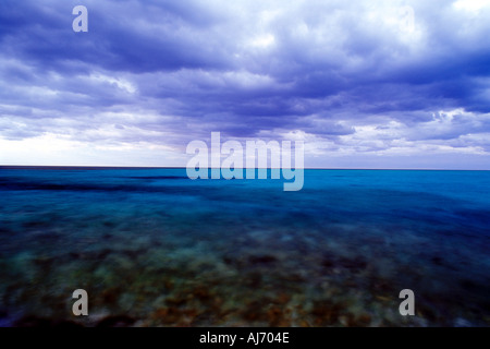 Ciel nuageux sombre sur la mer des Caraïbes comme vu de Glovers Atoll en Belize Amérique centrale Caraïbes Banque D'Images