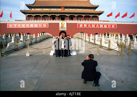 Groupe de touristes chinois qui pose pour la caméra en face de la cité interdite, Beijing Chine Banque D'Images