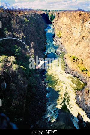 Un jeune homme blanc bungee sautant du pont à Victoria Falls au Zimbabwe Banque D'Images