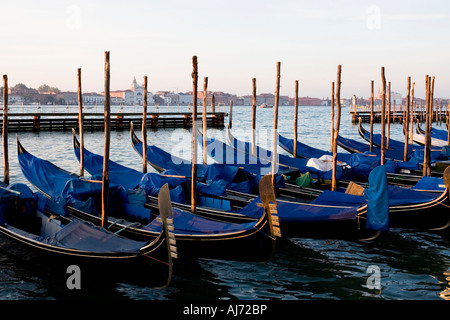 Aux côtés des gondoles canal San Marco Venise Italie Banque D'Images
