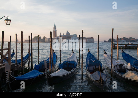 Aux côtés des gondoles canal San Marco Venise San Giorgio Maggori avec en arrière-plan Banque D'Images