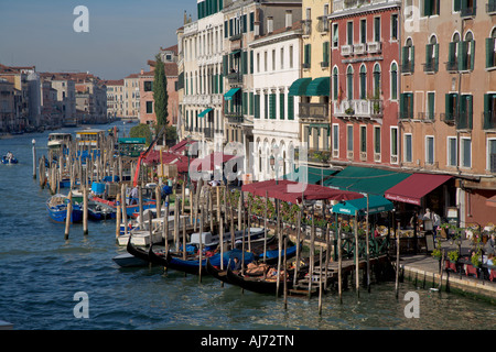 Colorful vue sur le Grand canal Venise prises du pont du Rialto Banque D'Images