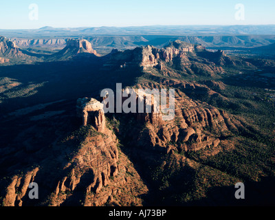 Vue aérienne de formations de roches rouges de Sedona Arizona Banque D'Images