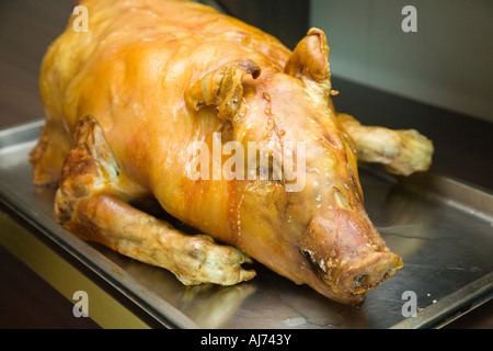 Un pigling rôti fait partie du buffet de midi à une croisière à bord du Danube le 'MS Amadeus Royal' Banque D'Images