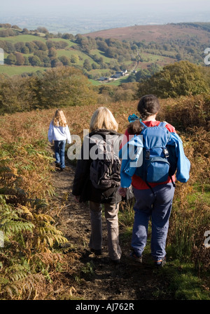 Trois marcheurs deux adultes un enfant sur le BCEI y marche circulaire Gorfydd Llanellen dans la vallée de Nant Galles UK Banque D'Images
