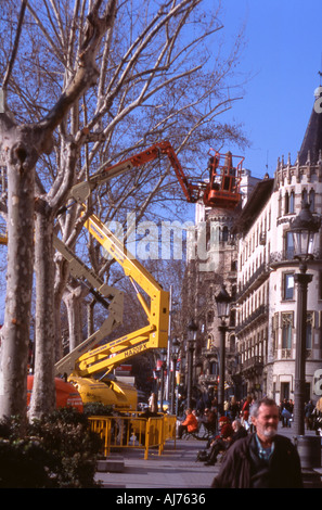 Nacelles élévatrices contre un ciel bleu dans le Passeig de Gracia, Barcelone, Espagne Banque D'Images