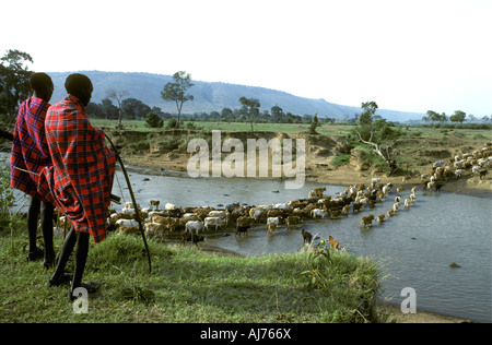 2 deux hommes Massaï sur les rives de la rivière Mara Masai Mara National Reserve Kenya Afrique de l'Est Banque D'Images