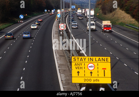 Les travaux routiers qui approchent et les signes de l'autoroute M1 en Angleterre Northamptonshire Banque D'Images