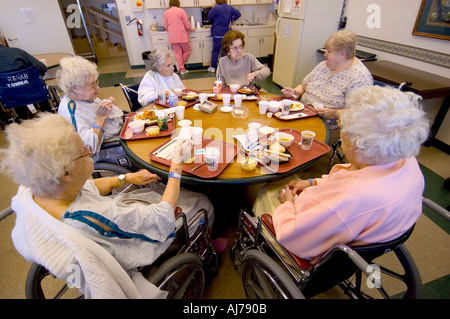 Manger le déjeuner tandis que les femmes cadres supérieurs la réhabilitation à l'hôpital après une maladie Banque D'Images