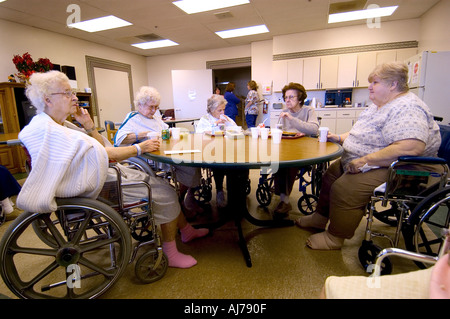 Manger le déjeuner tandis que les femmes cadres supérieurs la réhabilitation à l'hôpital après une maladie M. Banque D'Images