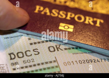 Passeport biométrique et DOCS OK d'embarquement Banque D'Images