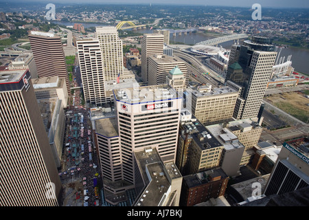 L'Octoberfest foules recueillies sur les rues de Cincinnati comme vu du haut de la Carew Tower Cincinnati (Ohio) Banque D'Images