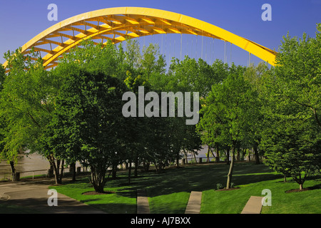 Vue sur les deux grandes travées de l'arc jaune I 471 Daniel Carter Beard Bridge, Cincinnati (Ohio). Banque D'Images