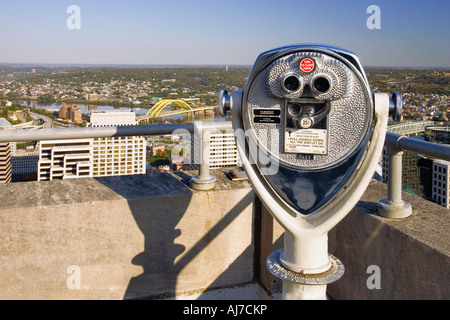Un ensemble de pièces jumelles longue portée s'asseoir sur le pont d'observation de Carew Tower, Cincinnati (Ohio). Banque D'Images