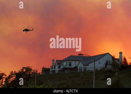 L'eau chute d'hélicoptère Sikorsky sur un incendie de forêt plus de Stevenson Ranch, California Banque D'Images