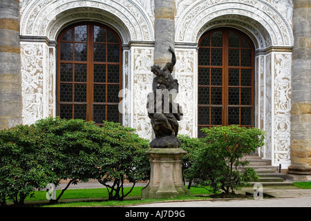 L'allégorie de la nuit statue en face de sgraffites de la partie située sur le jardin royal, Prague, République tchèque. Banque D'Images