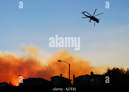 Hélicoptère Sikorsky prépare à déposer de l'eau sur un incendie de forêt plus de Stevenson Ranch Banque D'Images