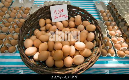 Oeufs dans le panier au marché des agriculteurs français à Paris Banque D'Images