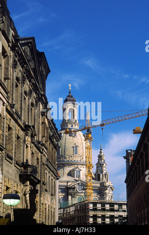 Travaux de reconstruction autour de l'architecture baroque Saxon de l'église Notre Dame église Frauenkirche à Dresde Allemagne Banque D'Images