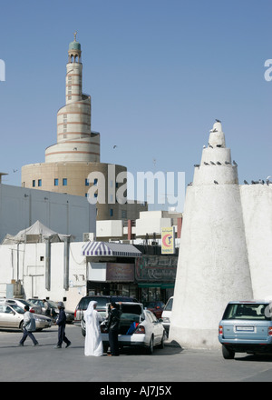 Qassim mosquée à Doha avec le grand minaret en spirale de la mosquée Qatar dans l'arrière-plan Banque D'Images