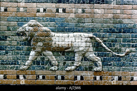 Lion passant du mur de la voie sacrée à la porte d'Ishtar, Babylone (Iraq), c575 BC. Artiste : Inconnu Banque D'Images