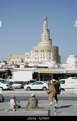 Vue sur le minaret en spirale de la mosquée Qatar à Doha. Banque D'Images