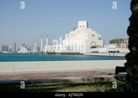 Vue depuis la Corniche du nouveau musée d'Art islamique de Doha, Qatar. Banque D'Images
