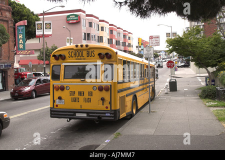 Schoolbus à san francisco en attente pour les clients Banque D'Images