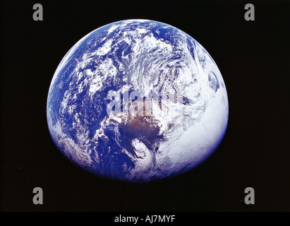 La terre de l'espace, photographié par les satellites Apollo 16, le 16 avril 1972. Artiste : Inconnu Banque D'Images