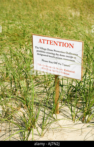 Inscription visiteurs Avertissement de ne pas marcher sur les dunes naturelles ou de déranger Banque D'Images