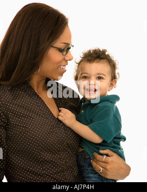 African American Woman holding maman heureuse expression avec petit garçon Banque D'Images