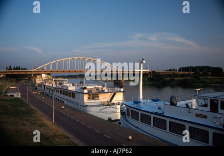 John Frost pont routier sur le Rhin Arnhem Holland avec plaisir les péniches de croisière amarré au chemin de halage Banque D'Images