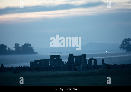 Mist roule sur la plaine de Salisbury à l'aube du solstice d'été à Stonehenge le cercle de pierre de cérémonie Wiltshire UK Banque D'Images