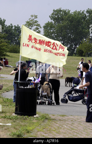 Caractères chinois sur un drapeau au Asian Festival du cerf-volant en Liberty State Park dans le New Jersey Banque D'Images