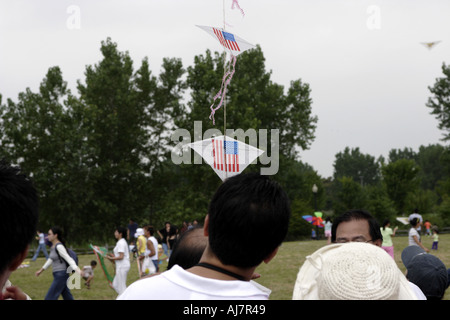 Drapeau américain kites atteindre dans le ciel par une journée nuageuse à Kite Festival asiatique à Liberty State Park dans le New Jersey Banque D'Images