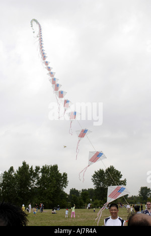 Drapeau américain kites atteindre dans le ciel par une journée nuageuse à Kite Festival asiatique à Liberty State Park dans le New Jersey Banque D'Images