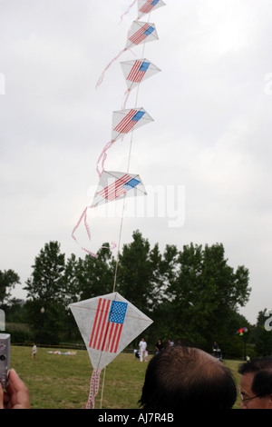 Drapeau américain kites atteindre dans le ciel par une journée nuageuse à Kite Festival asiatique à Liberty State Park dans le New Jersey Banque D'Images