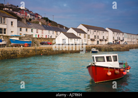 Bateau de pêche dans le port de Portreath Angleterre Cornwall GO Banque D'Images