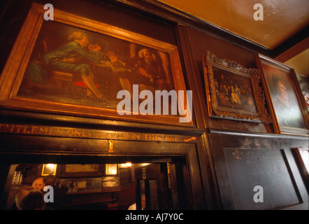 Gentleman seul signe sous portraits dans la pub Ye Olde Cheshire Cheese, Fleet Street, Londres, Angleterre Banque D'Images