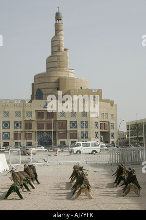 Les Faucons de Chasse à l'affiche au centre d'oiseaux Souq Waqif à Doha. Banque D'Images