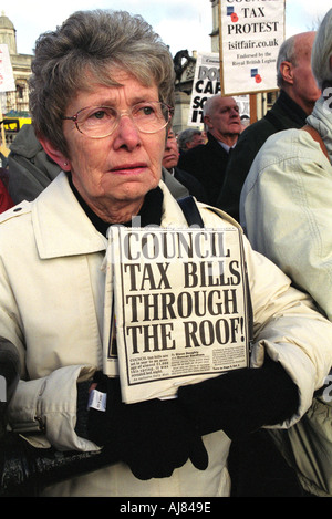 Démonstration du pensionné à Trafalgar Square au centre de Londres en janvier 2004 se plaignent de l'impôt pour les aînés conseil du gouvernement Banque D'Images