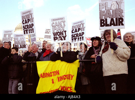 Démonstration du pensionné à Trafalgar Square au centre de Londres en janvier 2004 se plaignent de l'impôt pour les aînés conseil du gouvernement Banque D'Images