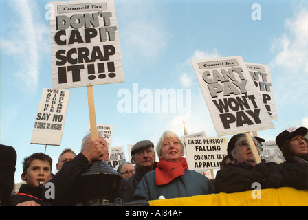 Démonstration du pensionné à Trafalgar Square au centre de Londres en janvier 2004 se plaignent de l'impôt pour les aînés conseil du gouvernement Banque D'Images